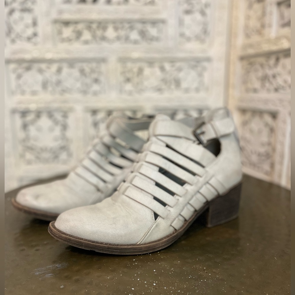White leather boots [Size 8]